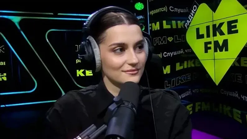 Певица MONA