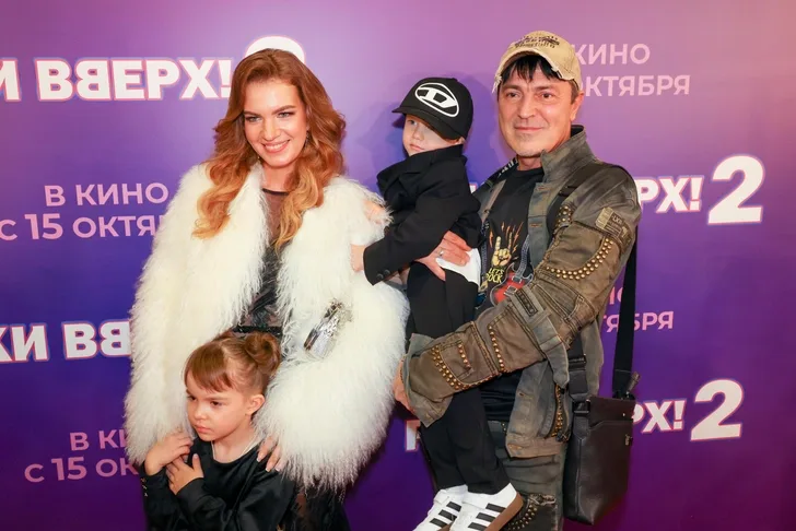 Алексей Потехин с женой и детьми