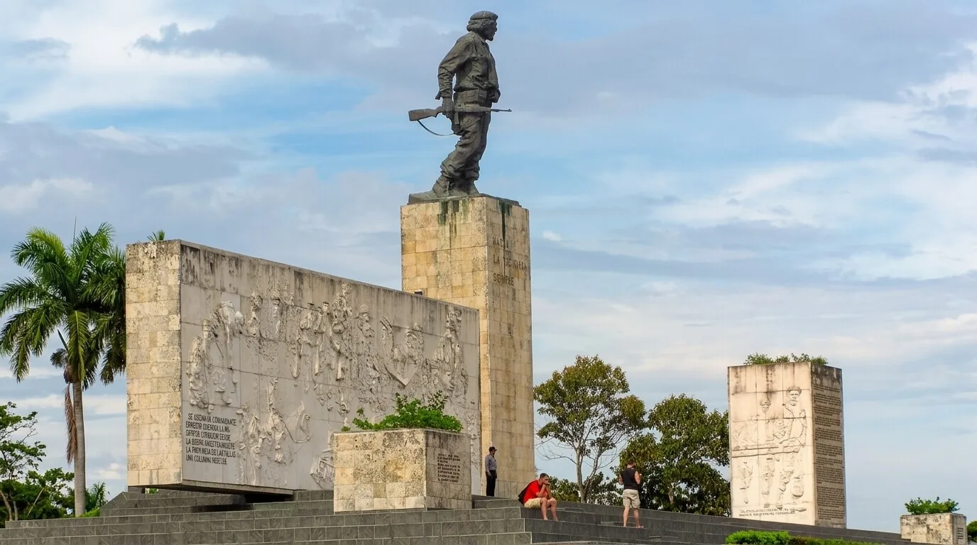Могила Эрнесто Че Гевары в мавзолее города Санта-Клара