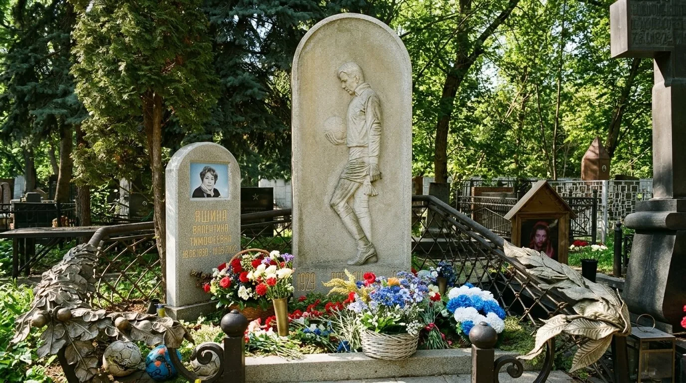 Могила Льва Яшина на Ваганьковском кладбище